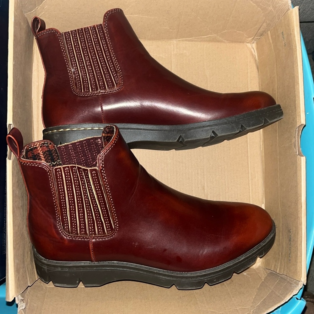 BOC brown pull on Boots NWOT